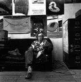 Christo, dans son atelier, en 1989, à New York